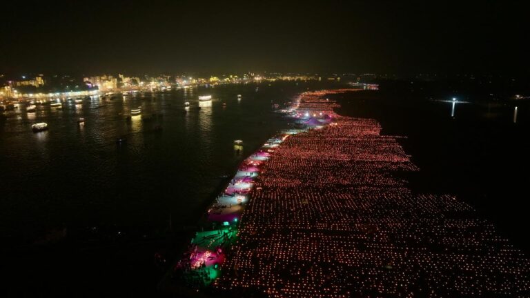 देव दीपावली : काशी में मां गंगा की गोद से झिलमिलाई आस्था, लाखों दीपों से जगमगाए अर्धचंद्राकार गंगा घाट