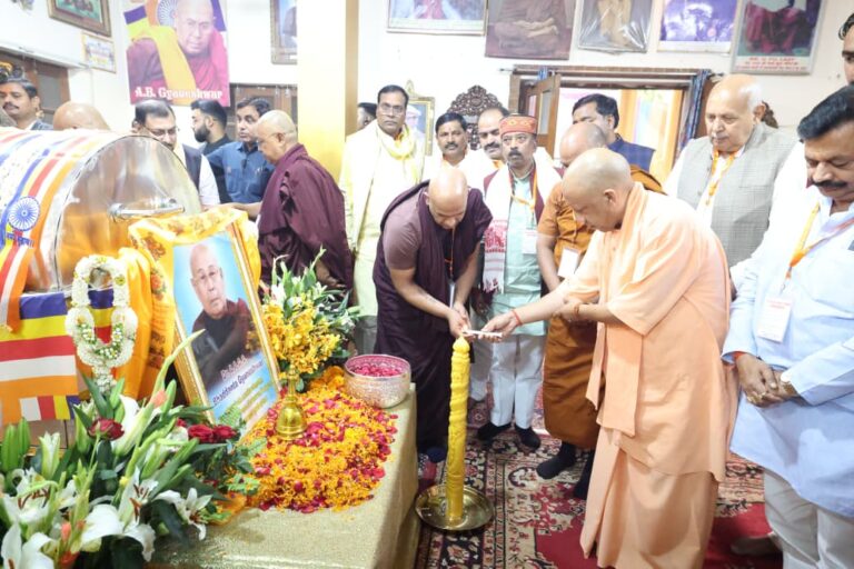बौद्ध धर्मगुरु भदंत ज्ञानेश्वर को सीएम योगी ने दी श्रद्धांजलि