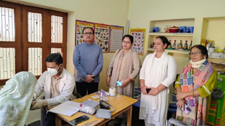 मुख्य चिकित्सा अधिकारी डॉ. संदीप चौधरी के निर्देशानुसार शहरी प्राथमिक स्वास्थ्य केंद्र अर्दली बाजार के अंतर्गत खजुरी वार्ड, पक्की बाजार स्थित विभा आंगनवाड़ी केंद्र पर सोमवार को कम्युनिटी बेस्ड ब्लड सैंपलिंग शिविर की शुरुआत की गई।