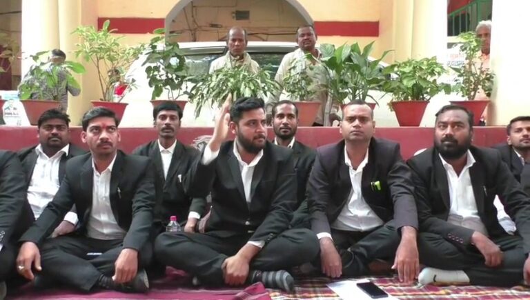 सेंट्रल बार एसोसिएशन वाराणसी के एक तरफा कार्रवाई से नाराज अधिवक्ता राहुल राज ने न्याय पाने तक   किया धरने की शुरुआत