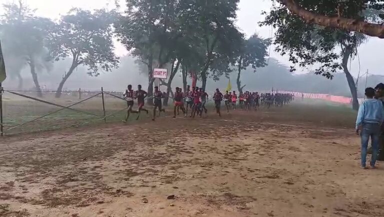 छावनी स्थित रणबांकुरा स्टेडियम में बुधवार को अग्निवीर सेना भर्ती रैली के तहत गोरखपुर जिले के अभ्यर्थियों की चयन प्रक्रिया उत्साह और अनुशासनपूर्ण माहौल में सम्पन्न हुई ।