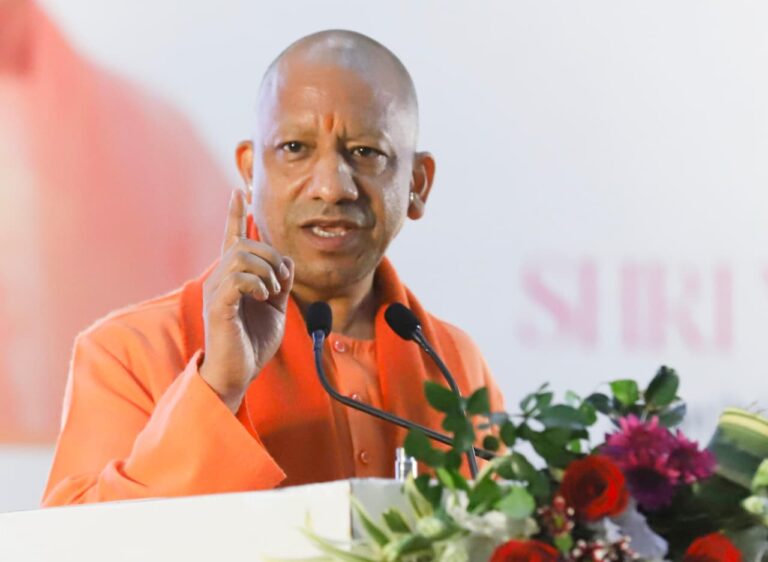 आधी आबादी बढ़ेगी तो समाज बढ़ेगाः सीएम योगी