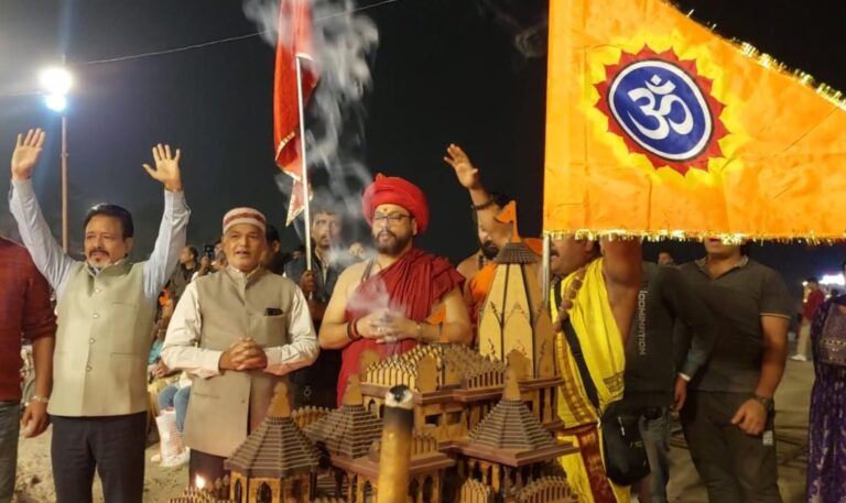 500 वर्षों का इंतजार खत्म हुआ। अयोध्या में बने भव्य श्री राम जन्मभूमि मंदिर के शिखर पर भगवा लहरा गया।