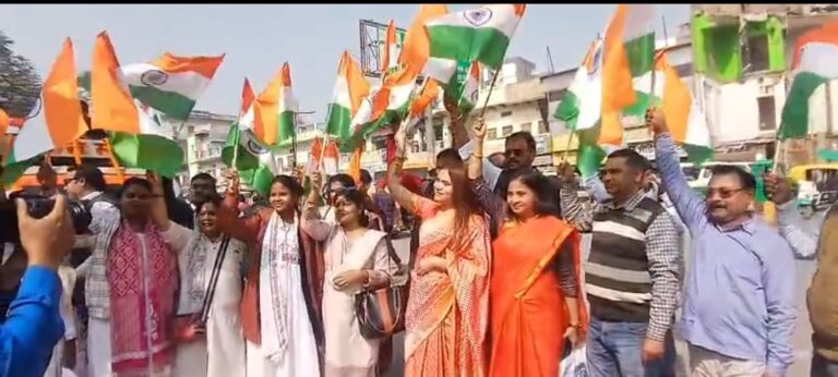 हिमालय संगठन परिवार काशी प्रान्त  वंदे मातरम के 150 .  जयंती के उपलक्ष में निकाला तिरंगा यात्रा  शामिल हुए सैकड़ो लोग