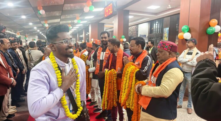 काशी तमिल संगमम–4 का पहला दल वाराणसी पहुँचा, बनारस स्टेशन पर हुआ भव्य स्वागत