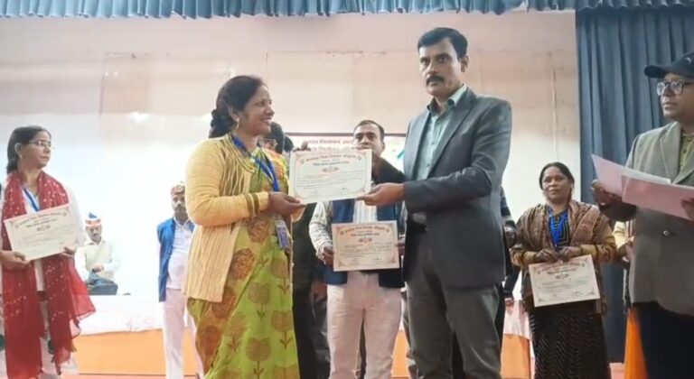 175 बीएलओ और 35 सुपरवाइजर कुल 210 प्रतिभागियों को प्रशस्ति पत्र देकर सम्मानित किया – जिलाधिकारी मंगला प्रसाद सिंह।