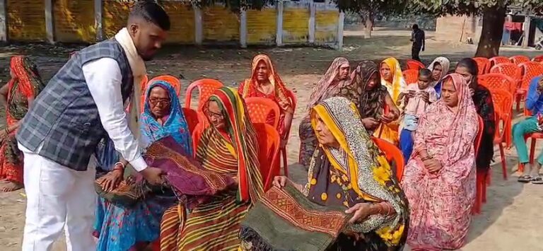 कबीरपुर में समाजसेवी राजेश कुमार सेठ द्वारा वरिष्ठ नागरिकों को साल का वितरण, जरूरतमंदों की मदद का लिया संकल्प