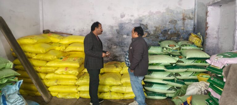 किसानो को गुणवत्तायुक्त उर्वरक निर्धारित दर पर उपलब्ध कराए जाने हेतु जनपद के उर्वरक विक्रेताओं के यहां हुई छापेमारी