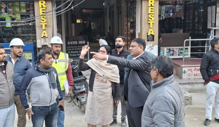 मंडलायुक्त ने किया निर्माणाधीन रोपवे परियोजना का निरीक्षण