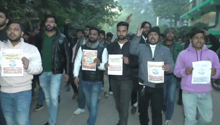 बांग्लादेश मैं हो रहे हिंदुओं पर अत्याचार के विरोध में एनएसयूआई NSUI  के कार्यकर्ताओं ने धर्म रक्षा यात्रा निकालकर विरोध प्रदर्शन किया