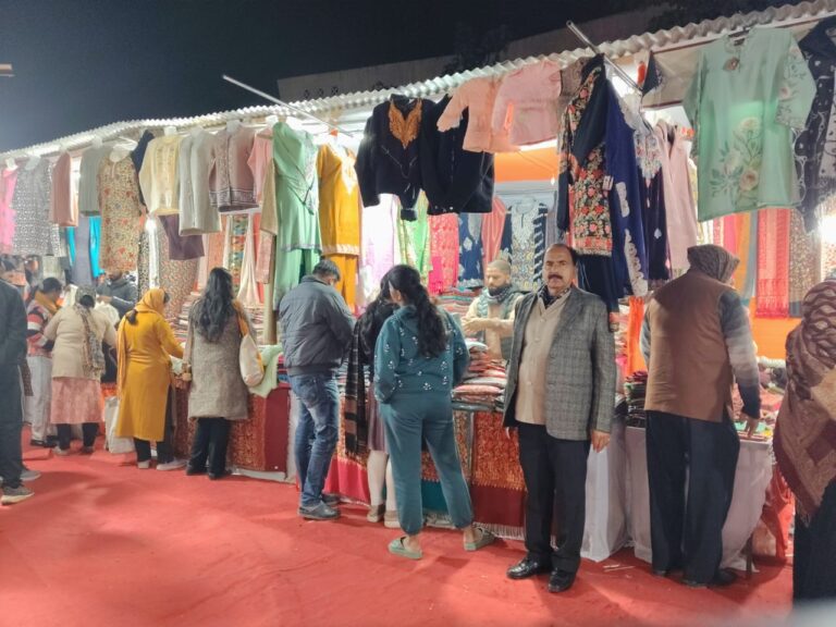 खादी ग्रामोद्योग प्रदर्शनी में उमड़ा जनसैलाब,26 दिसंबर तक 2  करोड़ से ज्यादा की बिक्री