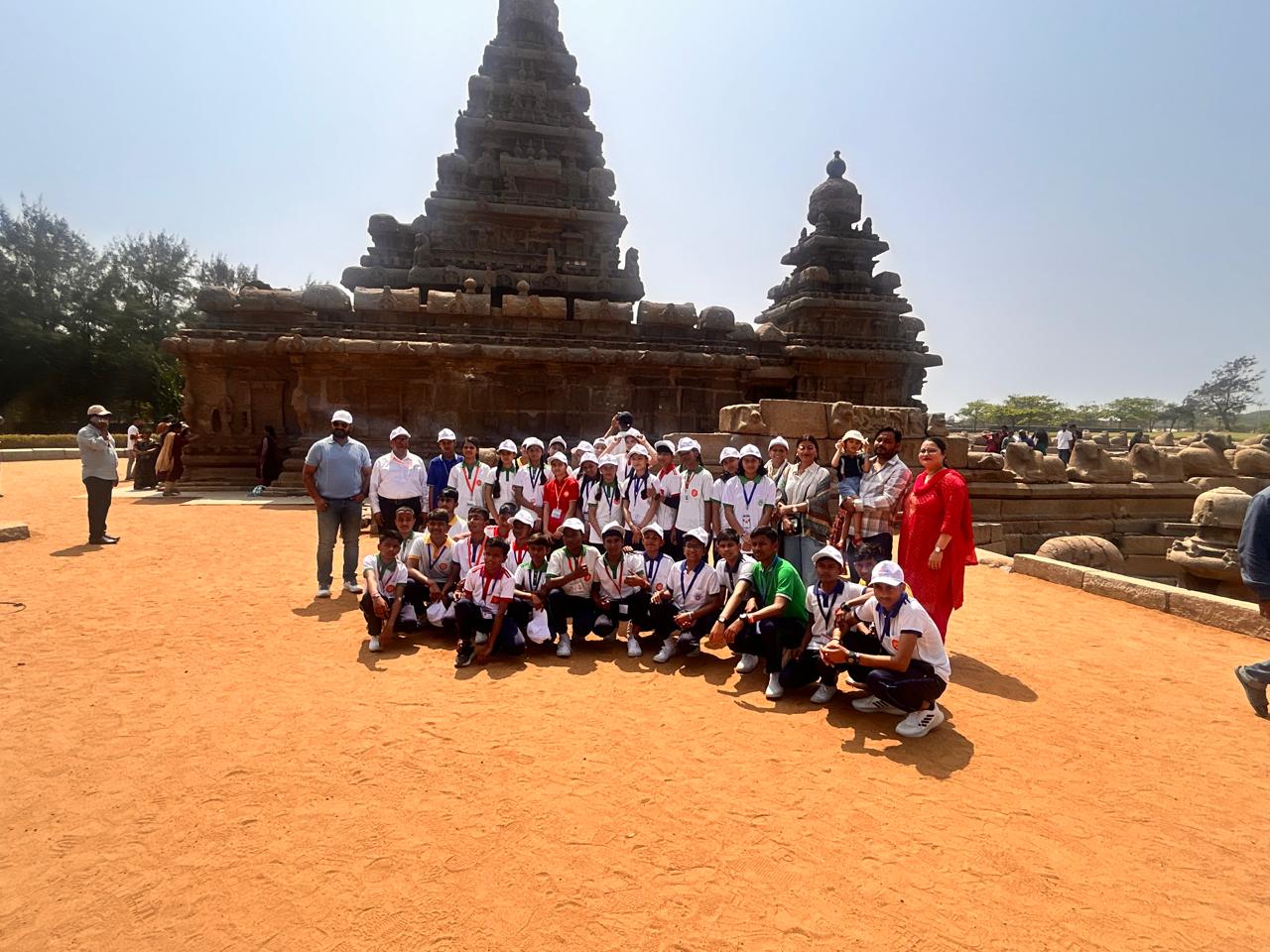 इसरो में वैज्ञानिकों से मिले निर्माण श्रमिकों के बच्चे, जाना ब्रह्मांड का रहस्य