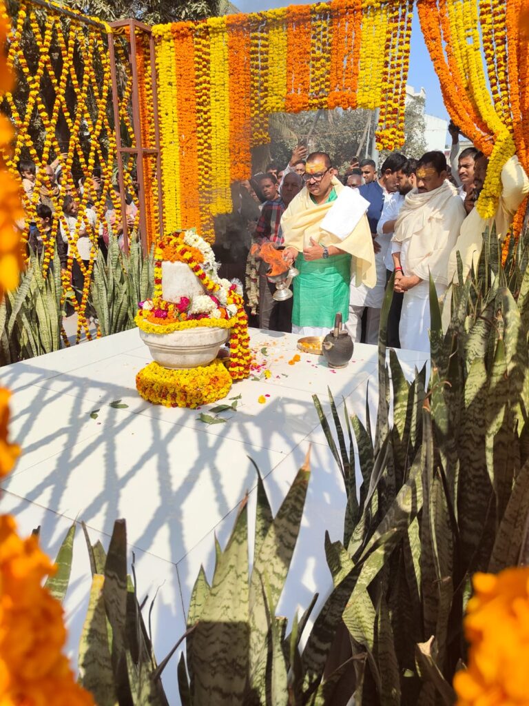 महानिर्वाण दिवस व अभिषेक दिवस पर अघोरपीठ में लगा भक्तों का तांता