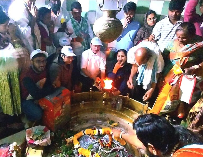 ” महाशिवरात्रि के पूर्व नमामि गंगे ने केदार घाट पर चलाया स्वच्छता अभियान, शिव संदेश के बारे में बताया “