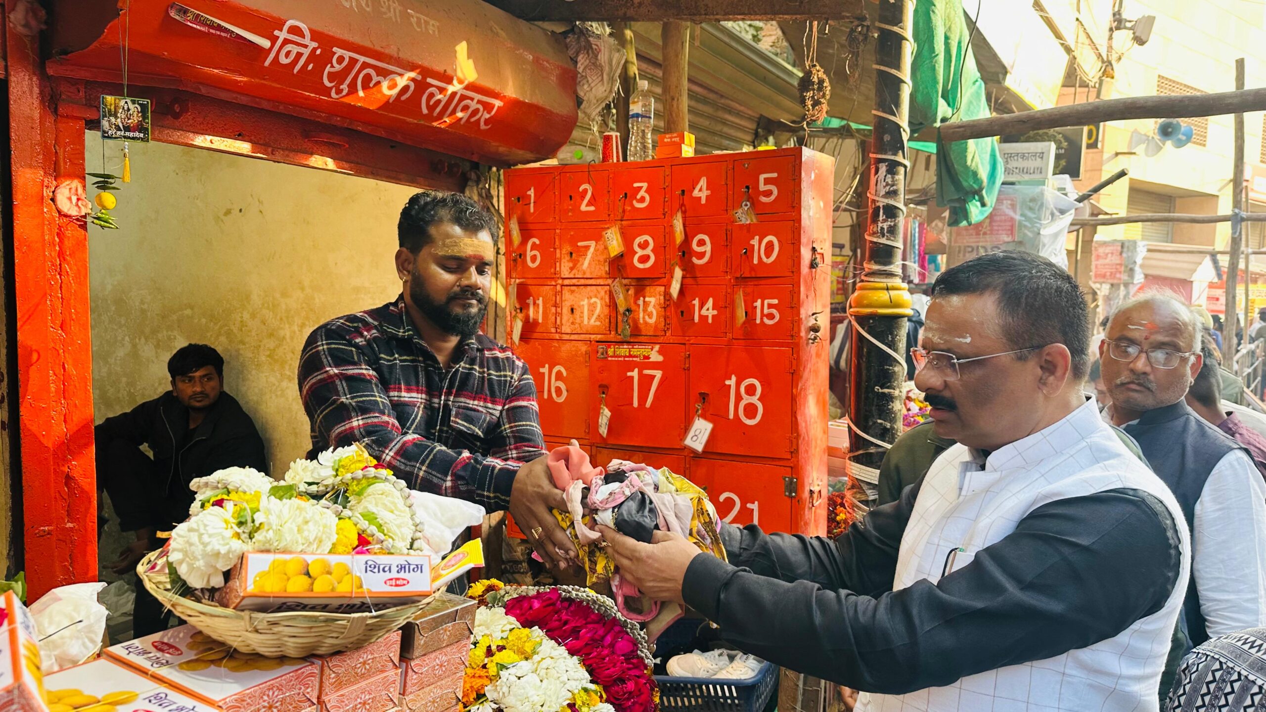 ​महापौर ने कपड़े के थैले बांटकर की काशी को पॉलीथिन मुक्त बनाने की पहल