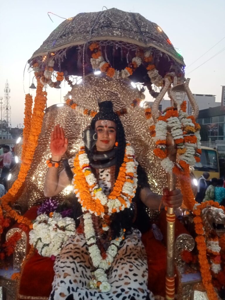 महाशिवरात्रि पर ग्रामीण क्षेत्र के शिवालयों पर दर्शन पूजन हेतु श्रद्धालुओं की उमड़ी भारी भीड़