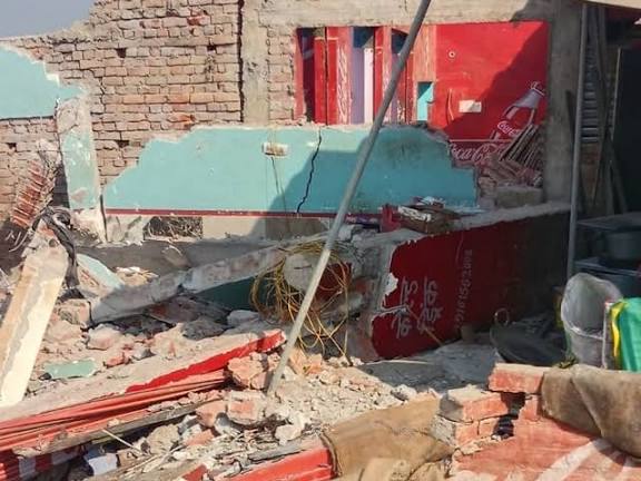 वाराणसी : टनल खुदाई के दौरान ढहा दो मंजिला मकान, बाल-बाल बचे लोग