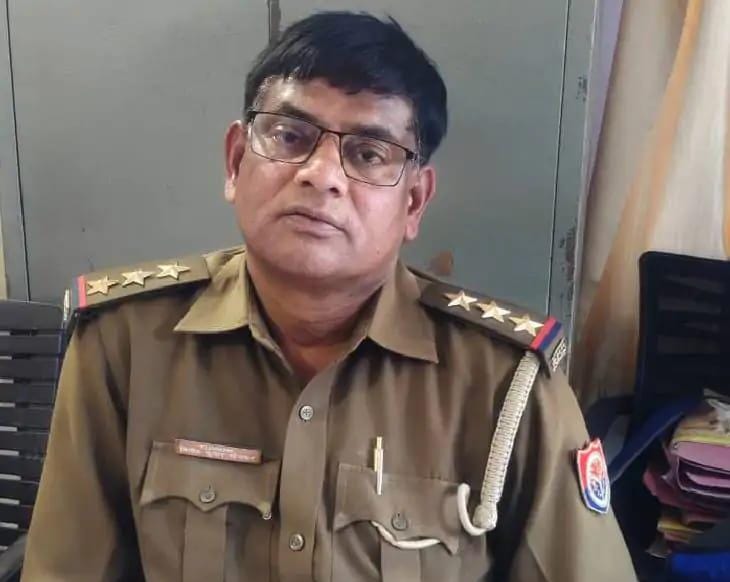 प्रयागराज में बारा थाने के प्रभारी निरीक्षक को एंटी करप्शन टीम ने 75 हजार रुपए की रिश्वत लेते रंगे हाथ गिरफ्तार कर लिया।