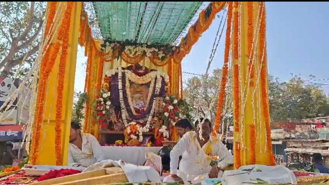 वाराणसी लीलाधर की सजी भव्य झांकी भक्तों ने निकाली खाटू श्याम ध्वजा शोभायात्रा कल भक्तगण निशान ध्वजा लेकर जाएंगे खाटू धाम