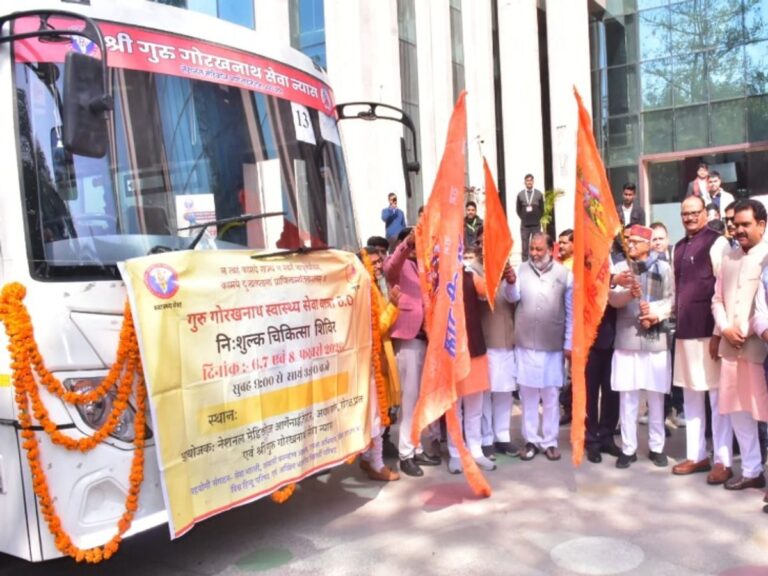 लखनऊ में आयोजित गुरु गोरखनाथ स्वास्थ्य सेवा यात्रा के कार्यकर्ताओं के सम्मान समारोह में सम्मिलित हुए मुख्यमंत्री