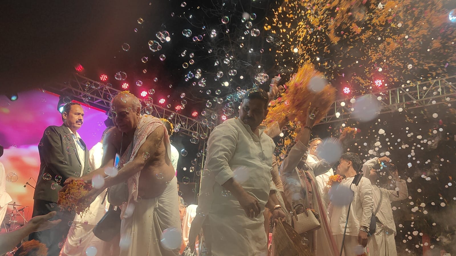 वाराणसी के इस्कॉन मंदिर में खेल गया  फूलो  होली , शामिल हुये  प्रदेश    सरकार  के स्टाम्प  मंत्री  रविंद्र जायसवाल