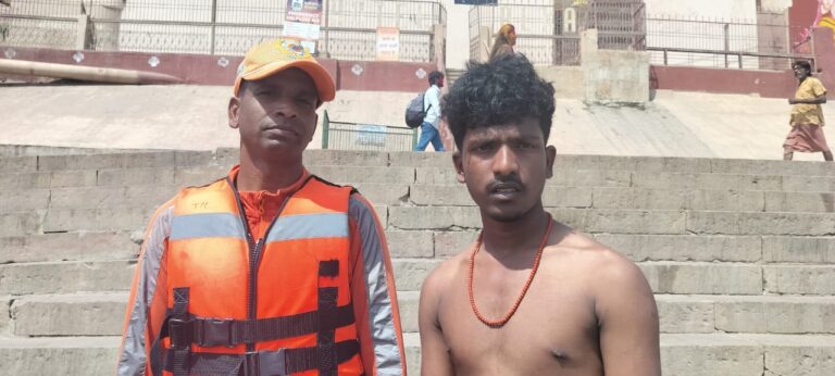 एनडीआरएफ ने गंगा नदी में डूब रहे श्रद्धालु को सुरक्षित बचाया