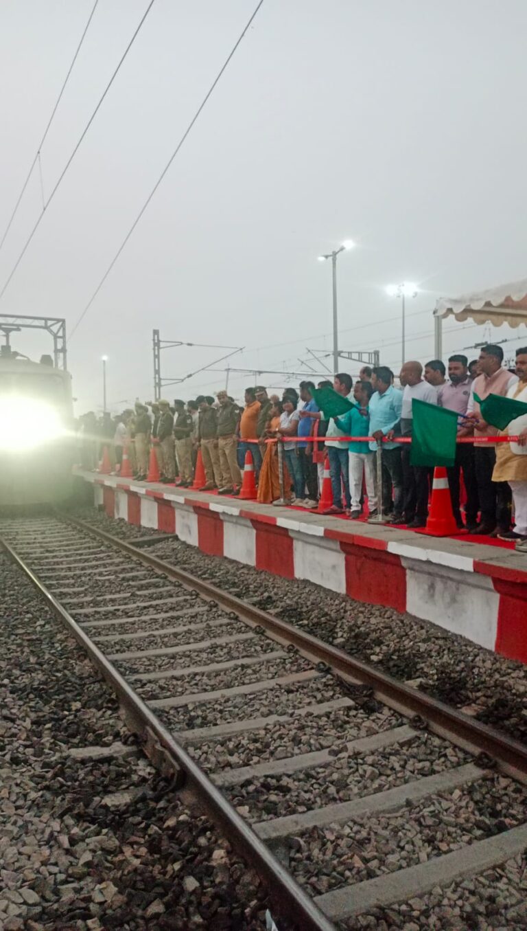 खुशखबरी, वरुणा पार क्षेत्र के लोंगो की मांग पर पूरी वाराणसी-लखनऊ वरुणा एक्सप्रेस का ठहराव 06 मार्च से शिवपुर रेलवे स्टेशन पर होगा