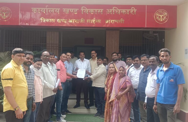 काली पट्टी बांधकर मनरेगा कर्मियों ने जताया विरोध,बीडीओ को ज्ञापन सौंपकर मांगा मानदेय