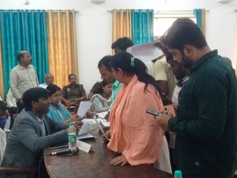 संपूर्ण समाधान दिवस में अपर नगर मजिस्ट्रेट ने सुनी लोगों की फरियाद