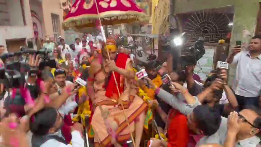 ‘गौ माता’ को राष्ट्रमाता घोषित करने की मांग, शंकराचार्य अविमुक्तेश्वरानंद सरस्वती की वाराणसी से लखनऊ तक पदयात्रा शुरू