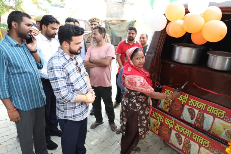 स्पेशल;- बेकार हो चुकी एंबुलेंस अब गरीब रेहड़ी पटरी संचालकों का भरेगी पेट