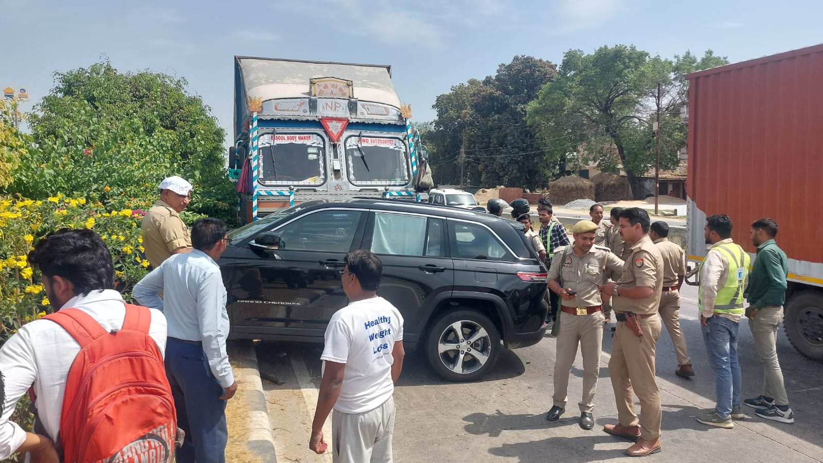 हाईवे पर ट्रक से टकराकर काशी नरेश की कार हुई क्षतिग्रस्त