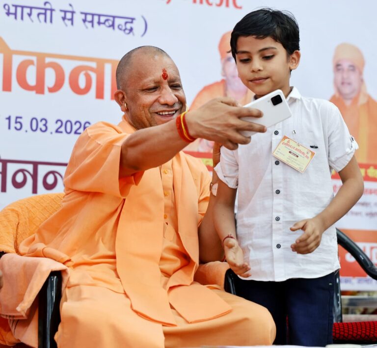 … और पूरी हो गई स्कूली बच्चे की इच्छा सेल्फी लेने की कोशिश कर रहे बच्चे को मुख्यमंत्री योगी आदित्यनाथ ने मंच पर बुलाया