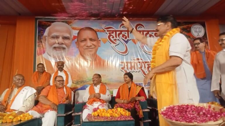 होली मिलन समारोह में पूर्व विधायक ने फूलों की पंखुड़ियां से खेली जमकर होली