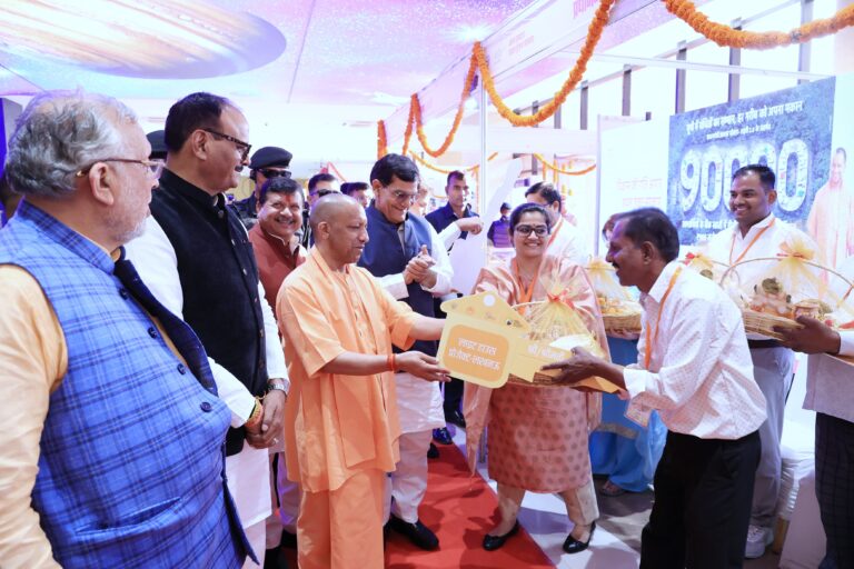 सीएम योगी का सहज अंदाज, प्रधानमंत्री आवास योजना शहरी 2.0 के लाभार्थियों से किया सीधा संवाद