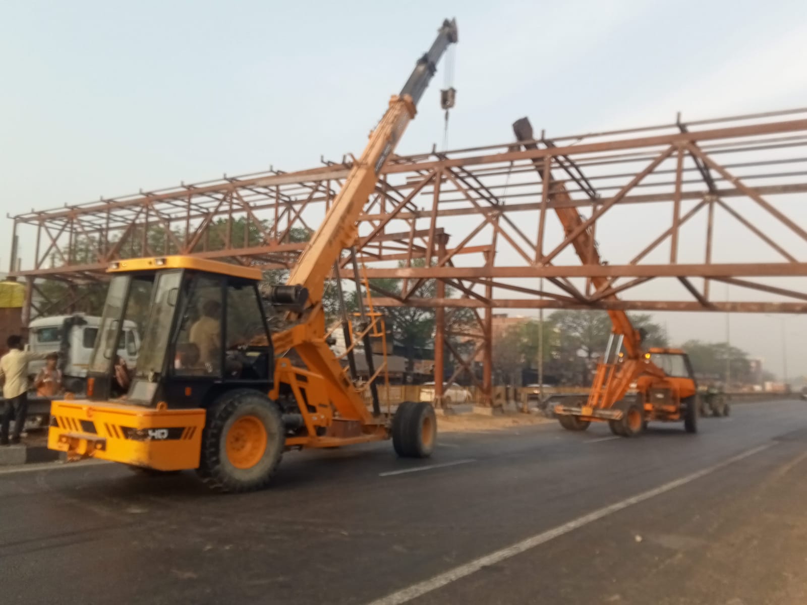 हाईवे पर फुट ओवर ब्रिज निर्माण कार्य के दौरान दो घंटा वाहनों का आवागमन रहा बाधित