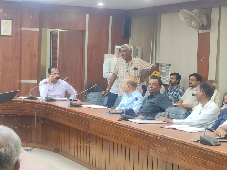 कृषकों को फसल बीमा योजना की जानकारी देते हुए इसका लाभ उठाए जाने की अपील की गई