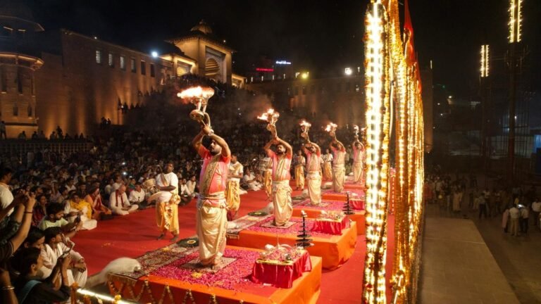 काशी विश्वनाथ धाम के गंगा द्वार पर शुरू हुई गंगा की विश्व प्रसिद्ध आरती , श्रद्धालुओं को महादेव के साथ माँ गंगा का मिलेगा आशीर्वाद