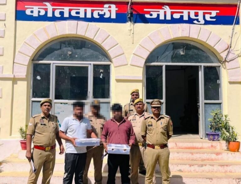 थाना कोतवाली पुलिस टीम द्वारा फर्जी आधार कार्ड के जरिये टेसला साफ्टवेयर का इस्तेमाल कर ई-टिकट जनरेट करने वाले 02 अभियुक्तगण को किया गया गिरफ्तार, कब्जे से टैबलेट, मोबाईल फोन व फर्जी आधार कार्ड बरामद-