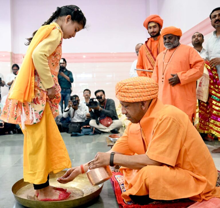 कन्या पूजन अनुष्ठान: मुख्यमंत्री ने की मातृशक्ति की आराधना