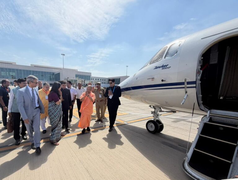 नोएडा इंटरनेशनल एयरपोर्ट के उद्घाटन पर राजकीय वायुयान ने भरी पहली उड़ान