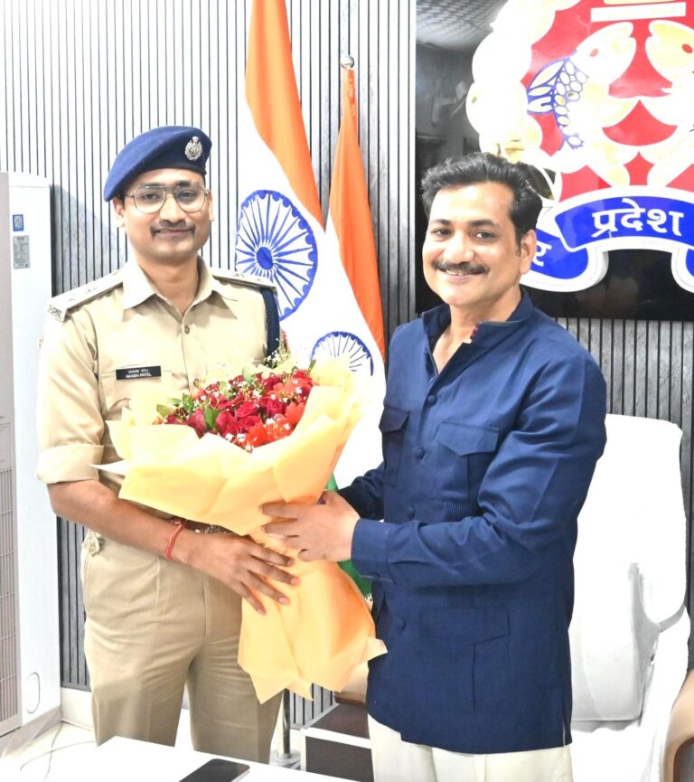 पुलिस आयुक्त कमिश्नरेट वाराणसी श्री मोहित अग्रवाल द्वारा पुलिस उपायुक्त अपराध/गोमती जोन श्री आकाश पटेल को दी गई भावभीनी विदाई