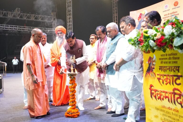 सम्राट विक्रमादित्य के जीवन पर आधारित महानाट्य कार्यक्रम में शामिल हुए मुख्यमंत्री योगी आदित्यनाथ व एमपी के सीएम मोहन यादव