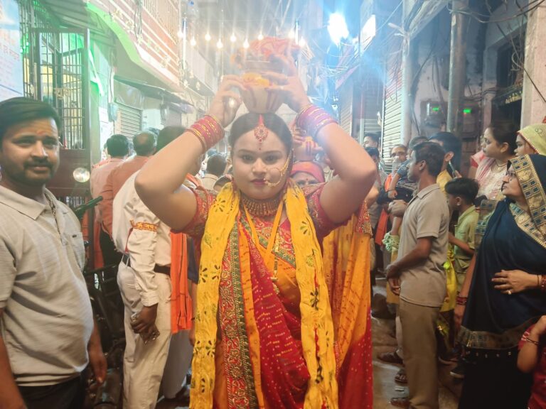 काशीपुरा में माँ विन्ध्यवासिनी का भव्य श्रृंगार, जयकारों से गुंजायमान हुआ क्षेत्र।