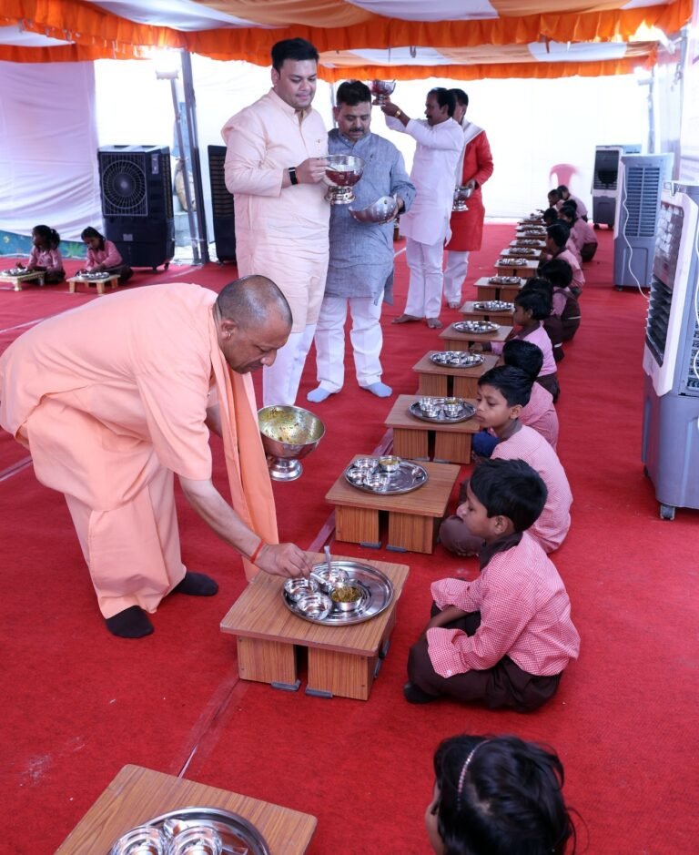 मुख्यमंत्री ने परोसा मिड-डे मील, बच्चों से कहा- रोज स्कूल आना