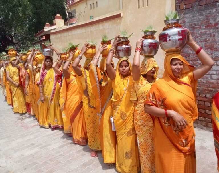 मनमोहक झांकियो के साथ गायत्री परिवार की महिलाओं ने निकाली भव्य कलश शोभायात्रा,गुजा जयकारा
