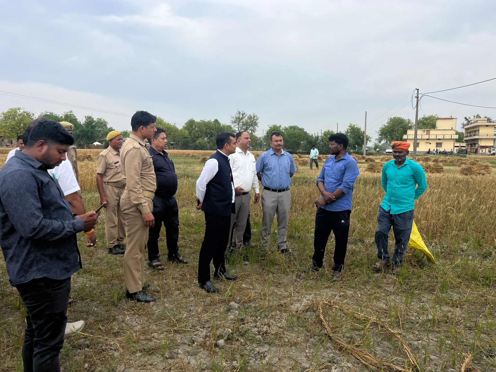 डीएम ने विकासखंड हरहुआ के ग्राम सभा मुर्दहा में क्रॉप कटिंग कराई