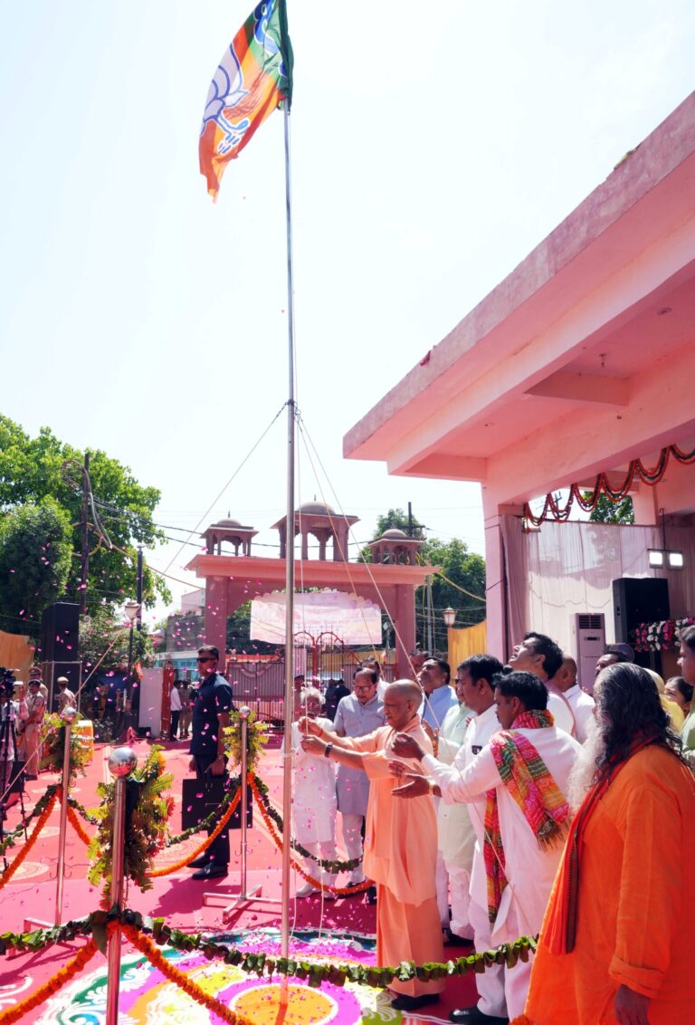 भाजपा के स्थापना दिवस पर सीएम योगी ने गोरखनाथ मंदिर के हिंदू सेवाश्रम भवन पर फहराया पार्टी का झंडा