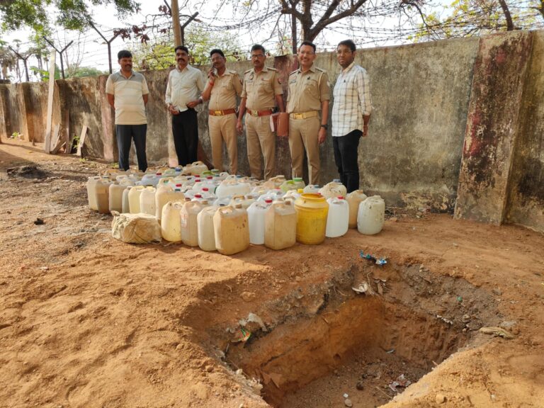 🚨 “ऑपरेशन दहन” के तहत कार्यवाही —थाना बभनी पुलिस द्वारा 62 अभियोगों से संबंधित 693 लीटर अवैध देशी शराब का विनिष्टीकरण 🚨