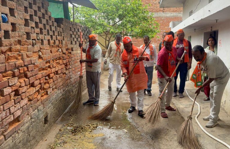 स्थापना दिवस पर अभियान के तहत एमएलसी ने झाड़ू लगाकर किया साफ सफाई